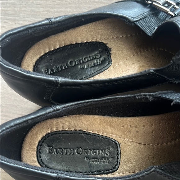 Earth Origins Black shoes with Buckle Detail and thick Herz - Picture 2 of 10
